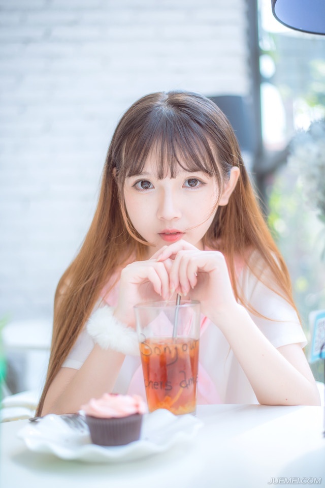 “以士元的性格，恐怕不日便会打来，江州新定，人心不稳，我需在此坐镇，同时请严颜将军联络昔日部将，说降巴郡各城，幼常，我意让你秘密潜入成都，暗中联络成都世家，想办法挑拨成都世家！”诸葛亮看向马谡，一边在地图上勾勒，一边沉声道。